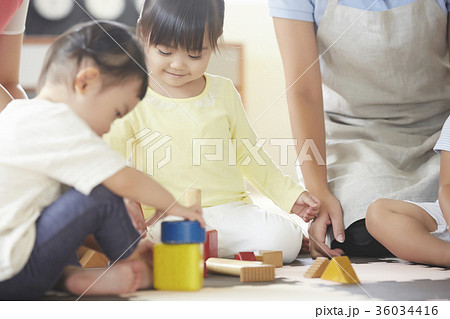 遊んでいる保育士と子供 36034416