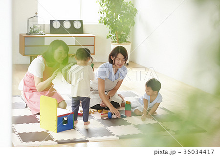遊んでいる保育士と子供 36034417