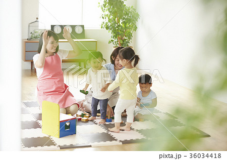 遊んでいる保育士と子供 36034418