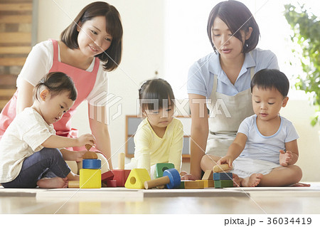 遊んでいる保育士と子供 36034419