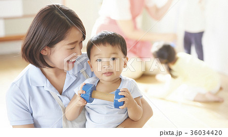 遊んでいる保育士と子供 36034420