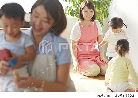 遊んでいる保育士と子供 遊んでいる保育士と子供 36034452