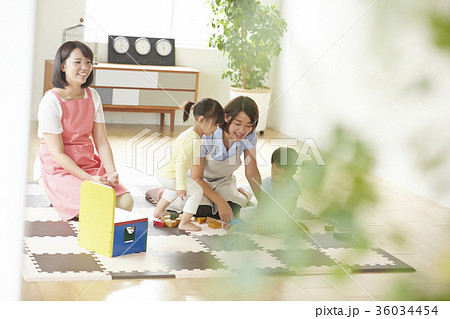 遊んでいる保育士と子供 遊んでいる保育士と子供 36034454