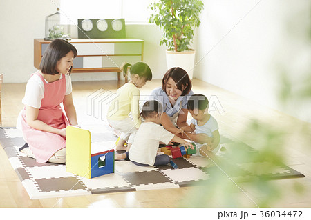 遊んでいる保育士と子供 36034472