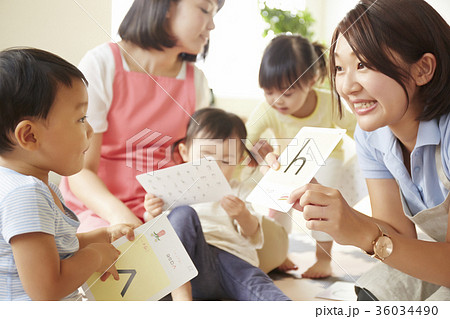 勉強をしている保育士と子供 36034490
