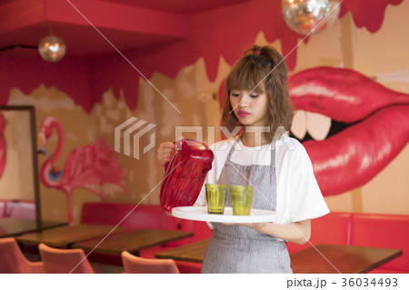 カフェで働く女性 36034493