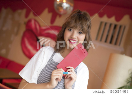 カフェで働く女性 カフェで働く女性 36034495