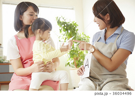 勉強をしている保育士と子供 勉強をしている保育士と子供 36034496