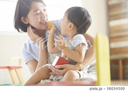 遊んでいる保育士と子供 遊んでいる保育士と子供 36034500