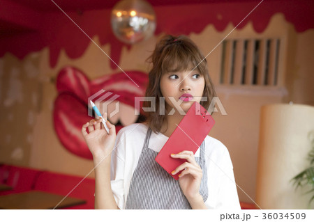 カフェで働く女性 36034509