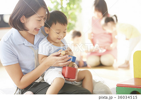遊んでいる保育士と子供 遊んでいる保育士と子供 36034515