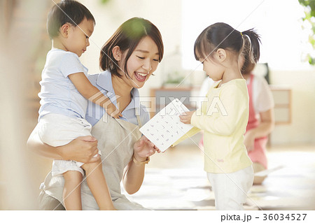 保育士と子供 保育士と子供 36034527