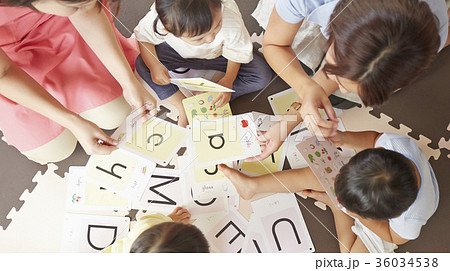 勉強をしている保育士と子供 勉強をしている保育士と子供 36034538