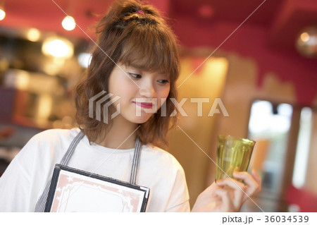 カフェで働く女性 36034539