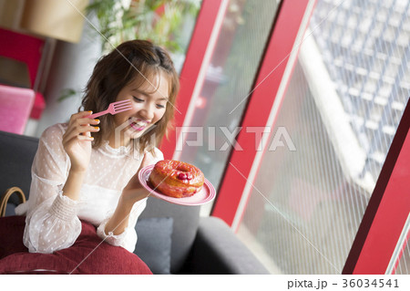 カフェでくつろぐ女性 36034541