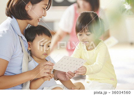 保育士と子供 保育士と子供 36034560