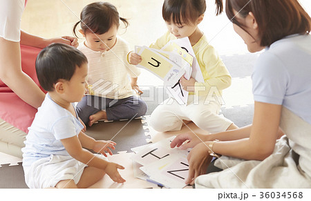 勉強をしている保育士と子供 勉強をしている保育士と子供 36034568