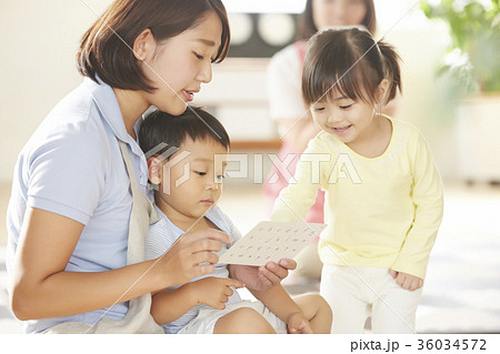 勉強をしている保育士と子供 36034572