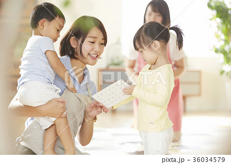 勉強をしている保育士と子供 36034579