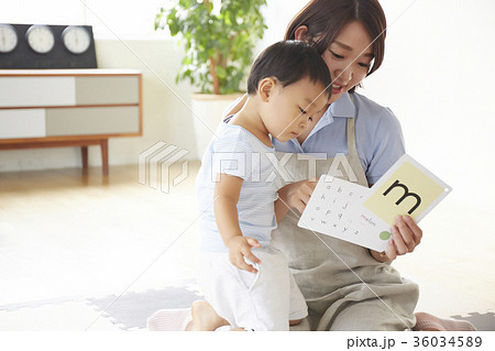 勉強をしている保育士と子供 勉強をしている保育士と子供 36034589