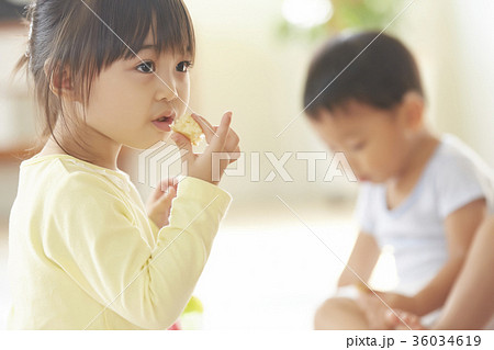 おやつを食べる子供の写真素材