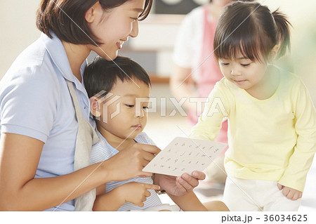 勉強をしている保育士と子供 36034625