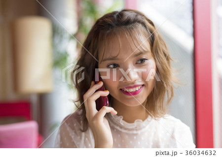 カフェでくつろぐ女性 36034632