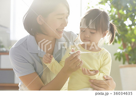 熱を出した子供と保育士 熱を出した子供と保育士 36034635
