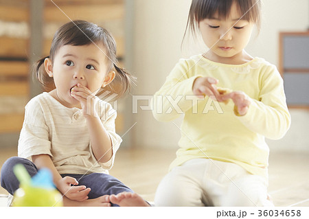 おやつを食べる子供 おやつを食べる子供 36034658