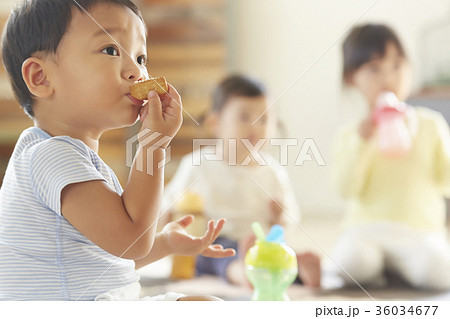 おやつを食べる子供の写真素材