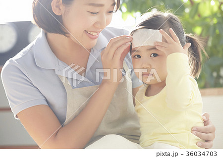 熱を出した子供と保育士 36034703