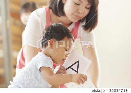 勉強をしている保育士と子供 36034713