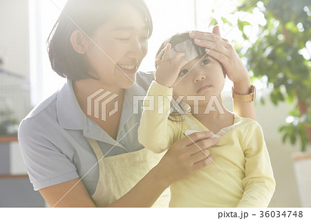 熱を出した子供と保育士 36034748