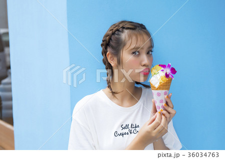 スイーツを食べる女性 36034763