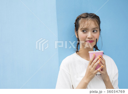 ドリンクを飲む女性 36034769