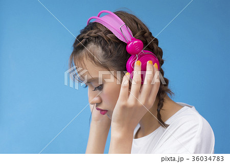 ヘッドフォンをする女性の写真素材