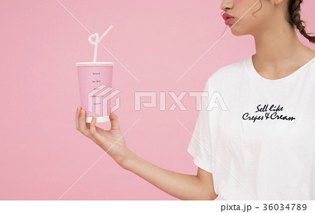 ドリンクを飲む女性 36034789
