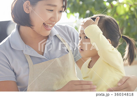 熱を出した子供と保育士 36034818