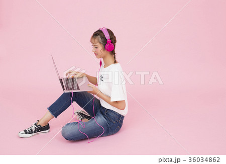 ヘッドフォンをする女性 ヘッドフォンをする女性 36034862