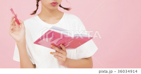 手帳を見る女性 36034914