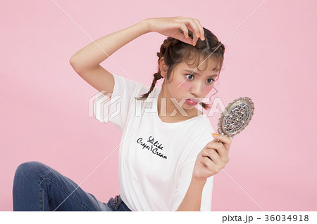 鏡をみる女性 36034918