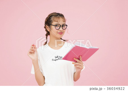 手帳を見る女性 36034922