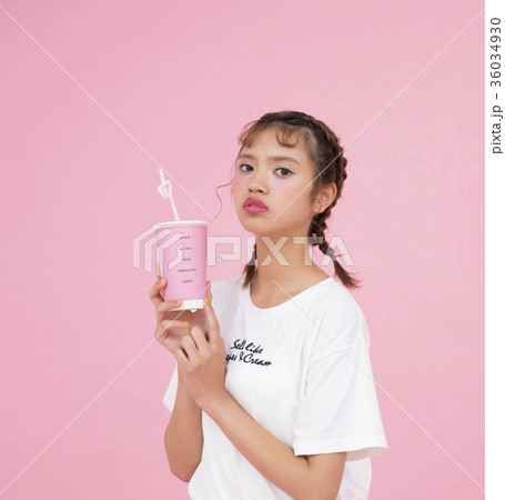 ドリンクを飲む女性 ドリンクを飲む女性 36034930