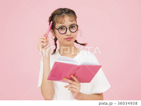 手帳を見る女性 手帳を見る女性 36034938