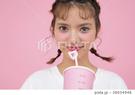 ドリンクを飲む女性 36034946