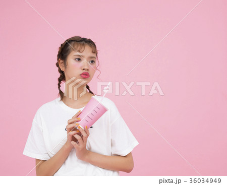 ドリンクを飲む女性 36034949