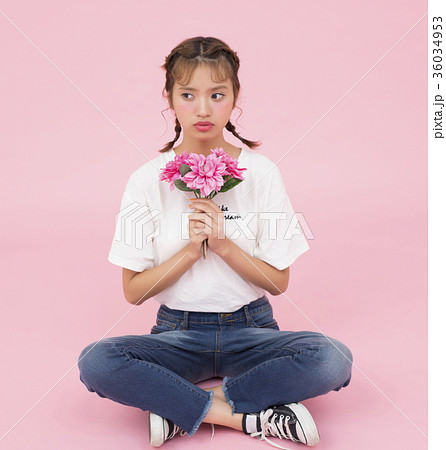 花を持つ女性の写真素材