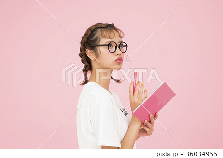 手帳を見る女性 36034955
