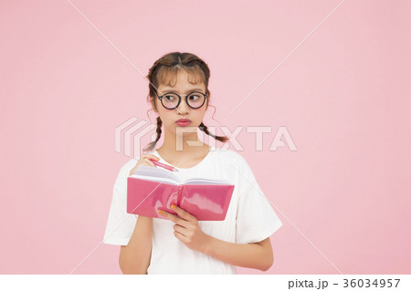 手帳を見る女性 36034957