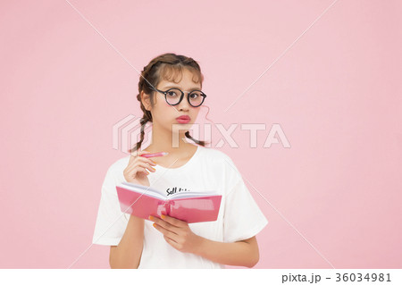 手帳を見る女性 36034981